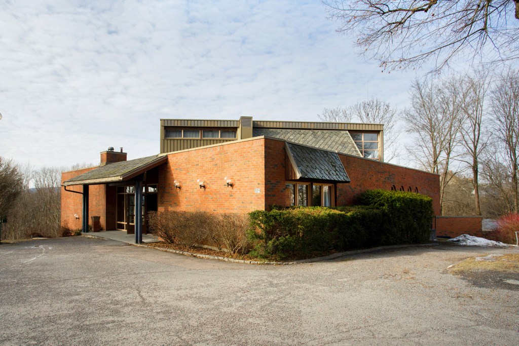 Vestre Aker menighetshus ligger ved Vestre Aker kirke og tilbyr fem rom pluss kjøkken for diverse arrangementer som dåp, konfirmasjon, bryllup og private feiringer, inkludert moderat alkoholservering. Kirkerommet kan leies for konserter. For informasjon om priser og ledige tider, sjekk våre web-sider eller kontakt menighetskontoret via e-post.