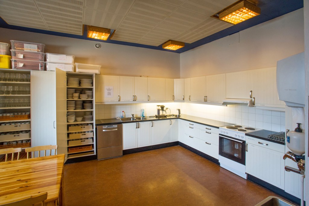 Kjøkkenet i menighetshuset er romslig og godt utstyrt med det nødvendigste for store selskaper, inkludert en industri-oppvaskmaskin og romslig kjølerom. Kjøkkenet leies normalt ikke separat, men sammen med andre rom. Hallen mellom kjøkkenet og hovedsalen kan benyttes for servering.